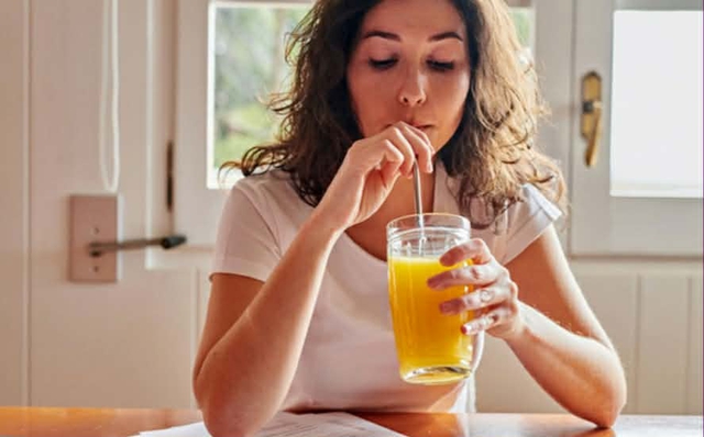 Đồ uống n&agrave;y rất healthy, nhưng uống v&agrave;o buổi s&aacute;ng khiến... v&ograve;ng bụng to ra - Ảnh 1.