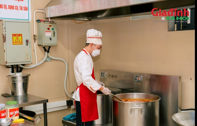 Ph&oacute; Chủ tịch UBND Th&agrave;nh phố khảo s&aacute;t an to&agrave;n vệ sinh thực phẩm tại trường Tiểu học Đo&agrave;n Khu&ecirc; - Ảnh 4.