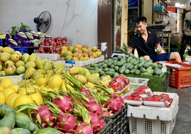Tiểu thương bật m&iacute; nguồn gốc của một loại xo&agrave;i gi&aacute; rẻ, hạt mỏng d&iacute;nh đang b&aacute;n đầy chợ Việt - Ảnh 3.