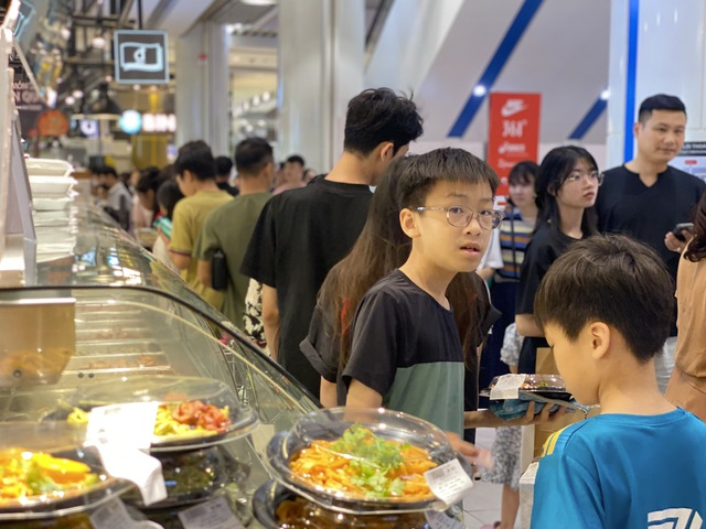 H&agrave;ng ăn, qu&aacute;n nước chật k&iacute;n kh&aacute;ch xếp h&agrave;ng dịp nghỉ lễ 30/4 &ndash; 1/5/2026 - Ảnh 5.