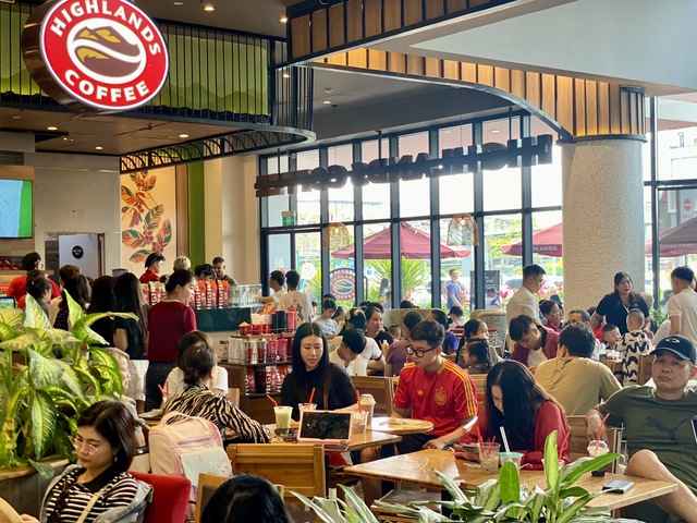 H&agrave;ng ăn, qu&aacute;n nước chật k&iacute;n kh&aacute;ch xếp h&agrave;ng dịp nghỉ lễ 30/4 &ndash; 1/5/2026 - Ảnh 3.