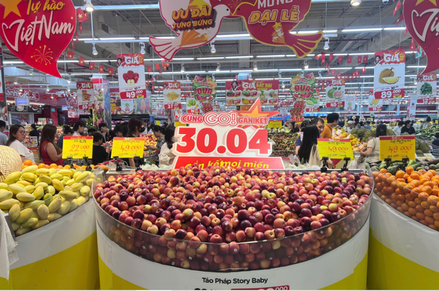 Trung t&acirc;m thương mại, si&ecirc;u thị nhộn nhịp kh&aacute;ch dịp nghỉ lễ 30/4-1/5 - Ảnh 5.