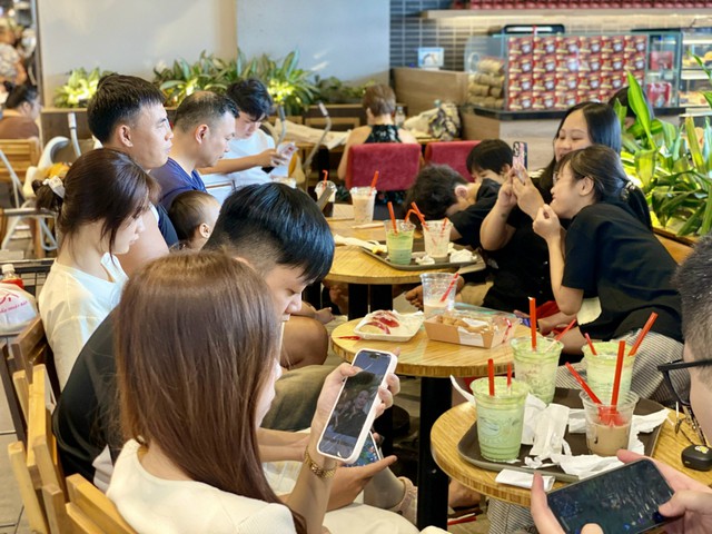 H&agrave;ng ăn, qu&aacute;n nước chật k&iacute;n kh&aacute;ch xếp h&agrave;ng dịp nghỉ lễ 30/4 &ndash; 1/5/2026 - Ảnh 15.