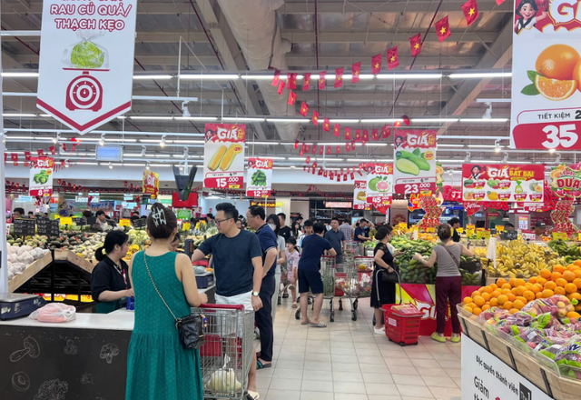 Trung t&acirc;m thương mại, si&ecirc;u thị nhộn nhịp kh&aacute;ch dịp nghỉ lễ 30/4-1/5 - Ảnh 6.