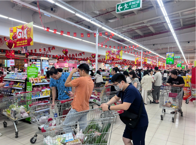 Trung t&acirc;m thương mại, si&ecirc;u thị nhộn nhịp kh&aacute;ch dịp nghỉ lễ 30/4-1/5 - Ảnh 7.