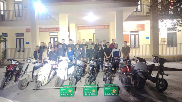 Ngăn chặn h&agrave;ng chục thiếu ni&ecirc;n chạy xe lạng l&aacute;ch, đ&aacute;nh v&otilde;ng - Ảnh 1.
