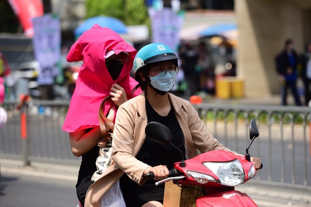 Thời tiết 1/5: Miền Bắc nắng nhẹ, chiều tối v&agrave; đ&ecirc;m nhiều nơi vẫn c&oacute; thể xuất hiện mưa r&agrave;o v&agrave; d&ocirc;ng - Ảnh 1.