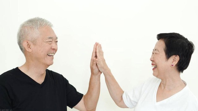 Người c&oacute; tuổi gi&agrave; hạnh ph&uacute;c thường sớm bu&ocirc;ng bỏ được 4 thứ n&agrave;y - Ảnh 1.