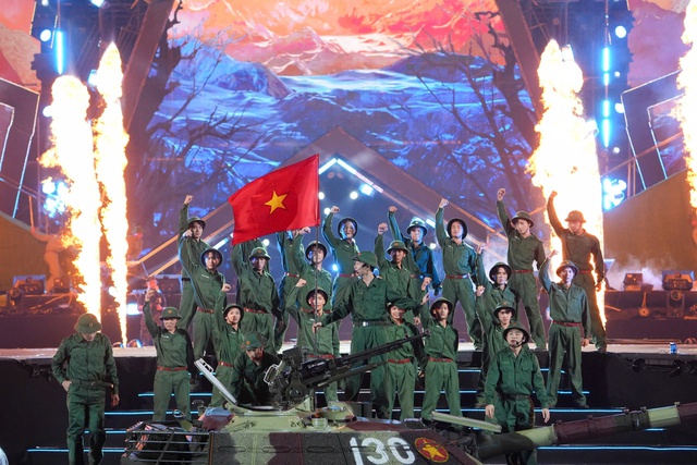20.000 kh&aacute;n giả x&uacute;c động khi H&agrave; Anh Tuấn h&aacute;t 'Nh&agrave; t&ocirc;i c&oacute; treo một l&aacute; cờ' - Ảnh 5.