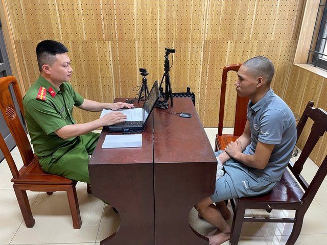 Tạm giữ thanh ni&ecirc;n 'ng&aacute;o rượu' cầm dao chặt xương g&acirc;y n&aacute;o loạn khu d&acirc;n cư ở Bắc Ninh - Ảnh 2.