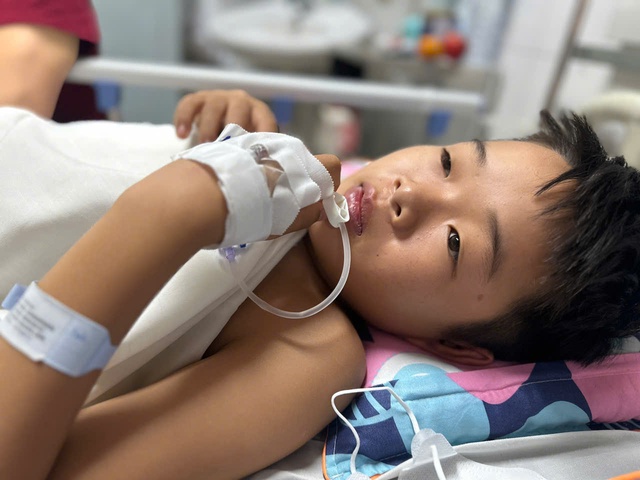 MS 1083: Xót xa hoàn cảnh nam sinh lớp 8 mất bố vì ung thư, giờ lại nguy kịch vì xuất huyết não sau cú va đập bất ngờ - Ảnh 3. MS 1083: Xót xa hoàn cảnh nam sinh lớp 8 mất bố vì ung thư, giờ lại nguy kịch vì xuất huyết não sau cú va đập bất ngờ - Ảnh 3.
