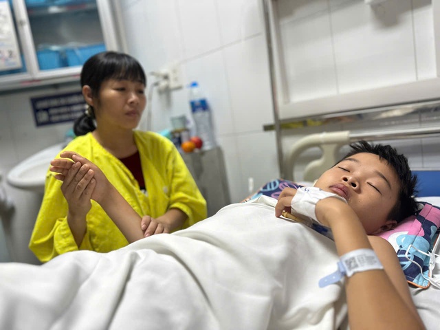 MS 1083: Xót xa hoàn cảnh nam sinh lớp 8 mất bố vì ung thư, giờ lại nguy kịch vì xuất huyết não sau cú va đập bất ngờ - Ảnh 2. MS 1083: Xót xa hoàn cảnh nam sinh lớp 8 mất bố vì ung thư, giờ lại nguy kịch vì xuất huyết não sau cú va đập bất ngờ - Ảnh 2.