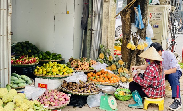 Loại quả đặc sản T&acirc;y Bắc xuống phố gi&aacute; rẻ b&egrave;o, tiểu thương đ&oacute;ng t&uacute;i lớn b&aacute;n chưa đến 10.000 đồng/kg - Ảnh 3.