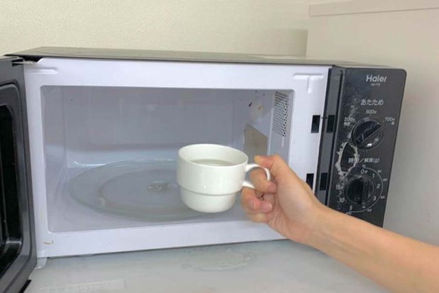 Mẹo khử m&ugrave;i h&ocirc;i l&ograve; vi s&oacute;ng mới mua về cực hay kh&ocirc;ng phải b&agrave; nội trợ n&agrave;o cũng biết - Ảnh 1.