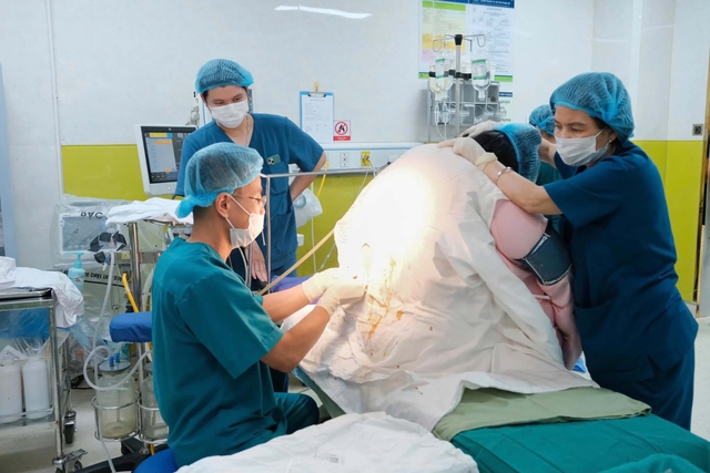 Mang thai lần 3, sản phụ nặng 140kg đối mặt tiền sản giật nguy hiểm - Ảnh 1.