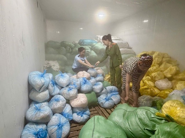 Ph&aacute;t hiện 14 tấn b&igrave; lợn kh&ocirc;ng r&otilde; nguồn gốc: Bảo vệ người ti&ecirc;u d&ugrave;ng 2026 - Ảnh 2.