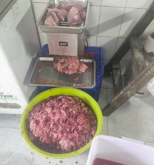Video: Cận cảnh quy tr&igrave;nh &ldquo;ph&ugrave; ph&eacute;p&rdquo; hơn 65 tấn thịt heo giả thịt b&ograve; ở TPHCM - Ảnh 2.