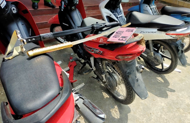 Nhóm thanh thiếu niên mang hung khí, quay clip ‘sống ảo’ thách thức pháp luật - Ảnh 1. Nhóm thanh thiếu niên mang hung khí, quay clip ‘sống ảo’ thách thức pháp luật - Ảnh 1.
