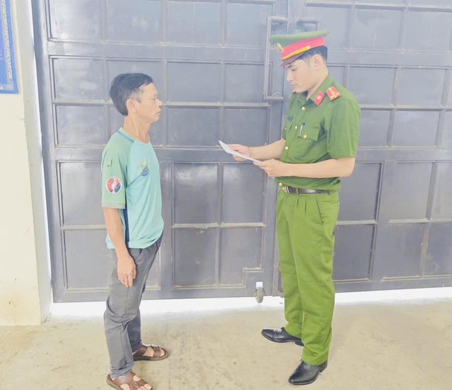 Trộm xe máy ngay trước cổng trụ sở công an - Ảnh 1. Trộm xe máy ngay trước cổng trụ sở công an - Ảnh 1.