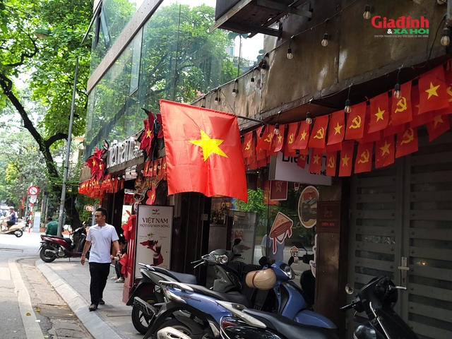 H&agrave; Nội treo cờ Tổ quốc kỷ niệm 136 năm Ng&agrave;y sinh Chủ tịch Hồ Ch&iacute; Minh - Ảnh 2.