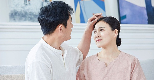 3 cử chỉ th&acirc;n mật gi&uacute;p phụ nữ cảm thấy được y&ecirc;u thương hơn - Ảnh 1.