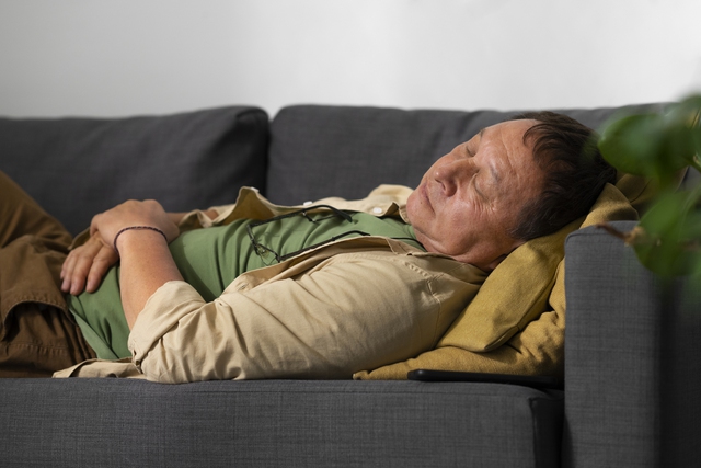 Tuổi gi&agrave; giữ tiền qu&aacute; chặt, t&ocirc;i c&agrave;ng đẩy con ch&aacute;u ra xa m&agrave; kh&ocirc;ng hề hay biết - Ảnh 1.