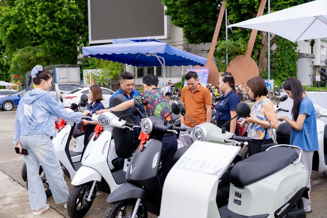 Người d&ugrave;ng VinFast n&oacute;i về trải nghiệm xe điện: Kh&ocirc;ng lo hết pin giữa đường, đi đ&acirc;u cũng dễ nạp năng lượng - Ảnh 2.