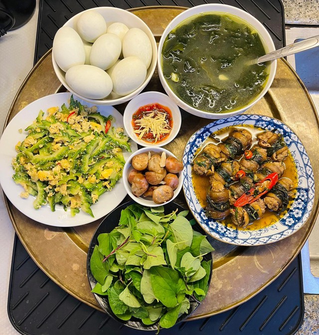 12 Mâm cơm gia đình mùa hè ngon miệng của mẹ đảm ở Hà Nội - Ảnh 1. 12 Mâm cơm gia đình mùa hè ngon miệng của mẹ đảm ở Hà Nội - Ảnh 1.