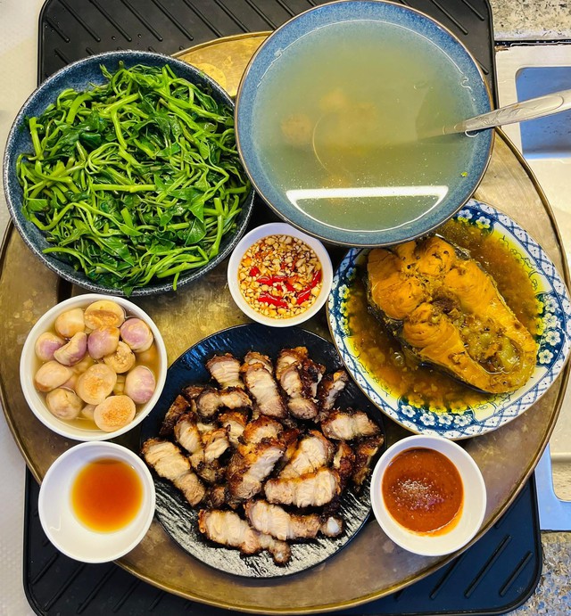 12 Mâm cơm gia đình mùa hè ngon miệng của mẹ đảm ở Hà Nội - Ảnh 4. 12 Mâm cơm gia đình mùa hè ngon miệng của mẹ đảm ở Hà Nội - Ảnh 4.