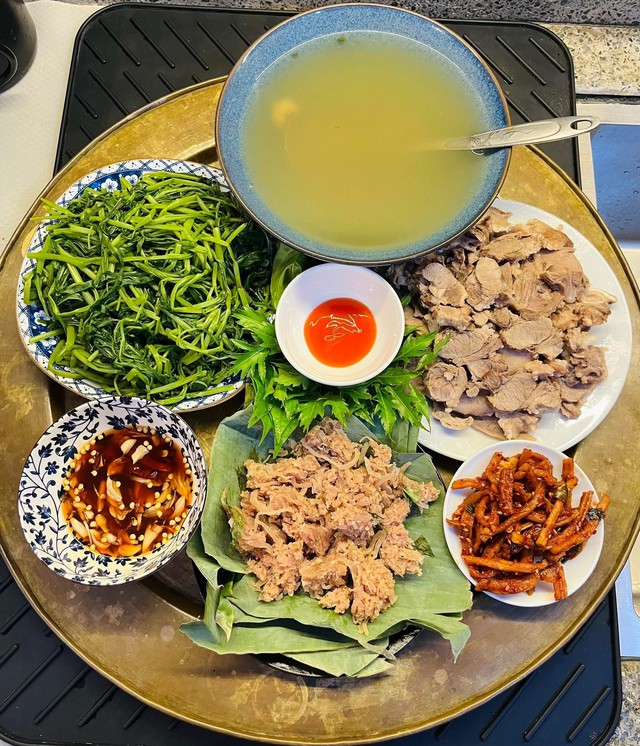 12 Mâm cơm gia đình mùa hè ngon miệng của mẹ đảm ở Hà Nội - Ảnh 7. 12 Mâm cơm gia đình mùa hè ngon miệng của mẹ đảm ở Hà Nội - Ảnh 7.