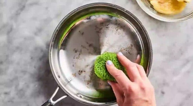 Mẹo l&agrave;m sạch đ&aacute;y xoong nồi bị ch&aacute;y đen chỉ bằng thứ c&oacute; sẵn n&agrave;y trong bếp - Ảnh 3.