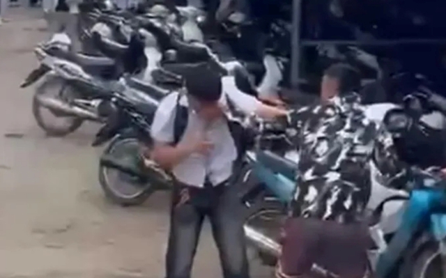 Nh&oacute;m thanh ni&ecirc;n leo tường h&agrave;nh hung nam sinh lớp 12 tại trường THPT cẩm thủy 1 - Ảnh 2.