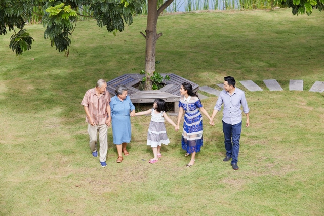 Bố mẹ chia đất mong tuổi gi&agrave; c&oacute; tiếng cười con ch&aacute;u, ai ngờ khiến gia đ&igrave;nh con g&aacute;i bất h&ograve;a - Ảnh 1.