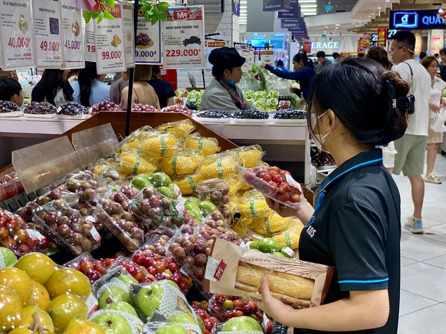 Tiểu thương l&yacute; giải mận hậu chưa v&agrave;o vụ cao điểm nhưng gi&aacute; si&ecirc;u rẻ, chỉ v&agrave;i ngh&igrave;n đồng/kg - Ảnh 1.