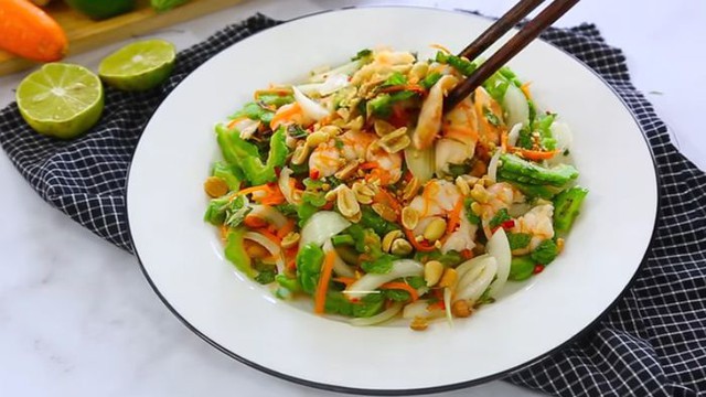 Chồng cầu cứu mẹ dạy vợ l&agrave;m gỏi mướp đắng thanh m&aacute;t gi&agrave;u đạm giải ng&aacute;n cho m&igrave;nh - Ảnh 5.