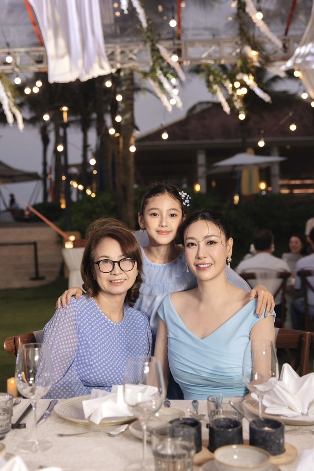 Tuổi xế chiều b&igrave;nh y&ecirc;n ở Mỹ của mẹ ruột Hoa hậu Việt Nam đăng quang khi mới 16 tuổi - Ảnh 2.