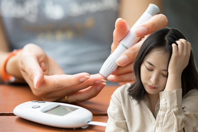 7 th&oacute;i quen khiến bệnh tiểu đường nhanh biến chứng, nhiều người vẫn l&agrave;m hằng ng&agrave;y - Ảnh 4.