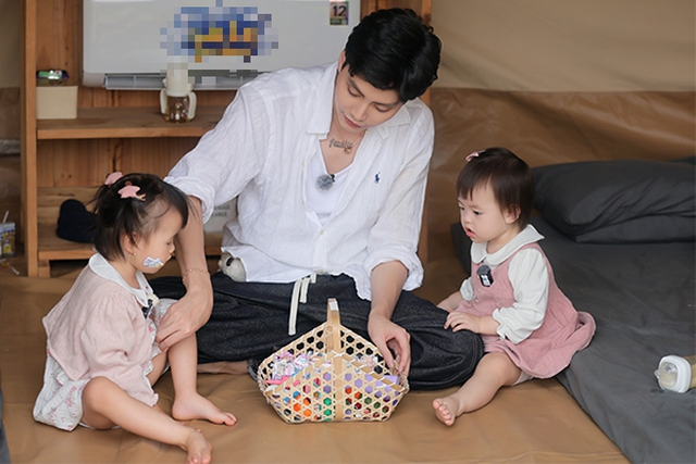 Con g&aacute;i Tuấn Hưng tấm tắc khen cơm bố nấu tr&ecirc;n s&oacute;ng truyền h&igrave;nh - Ảnh 6.