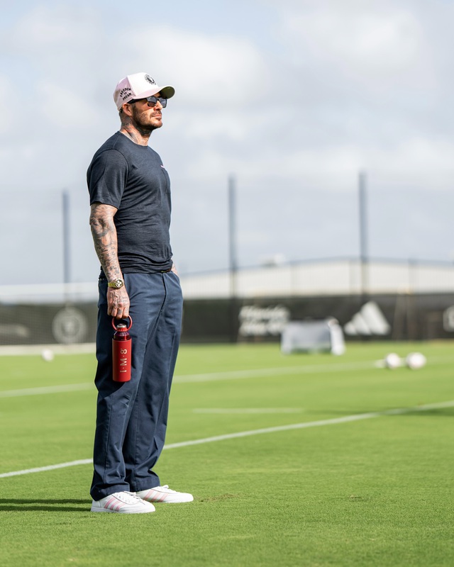 Cựu danh thủ David Beckham trở th&agrave;nh tỷ ph&uacute; b&oacute;ng đ&aacute; đầu ti&ecirc;n tại Anh - Ảnh 2.