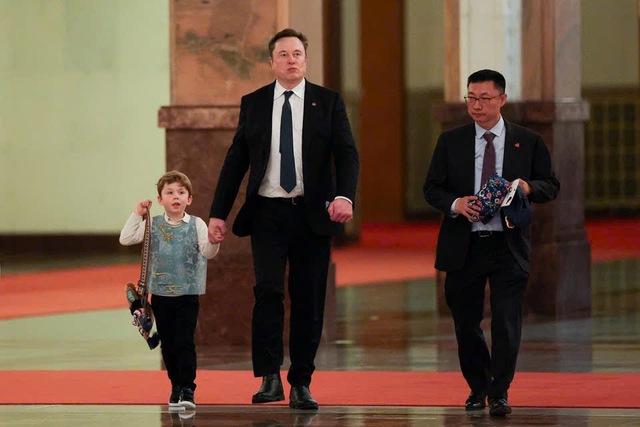 Con trai tỷ ph&uacute; Elon Musk mặc trang phục Trung Quốc khi xuất hiện c&ugrave;ng bố ở Bắc Kinh  - Ảnh 1.