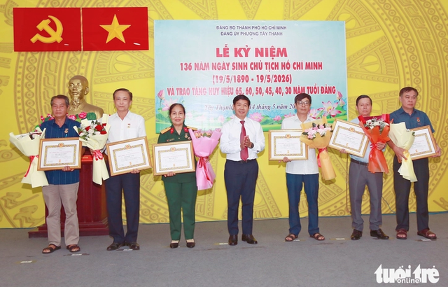 Mức thưởng huy hiệu Đảng được trao trong th&aacute;ng 5 l&ecirc;n tới 35 triệu đồng? - Ảnh 1.