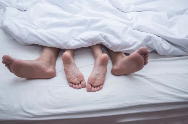 Vợ quấn khăn tắm lao ra đường kh&oacute;c l&oacute;c sau khi bị chồng ph&aacute;t hiện ngoại t&igrave;nh - Ảnh 2.