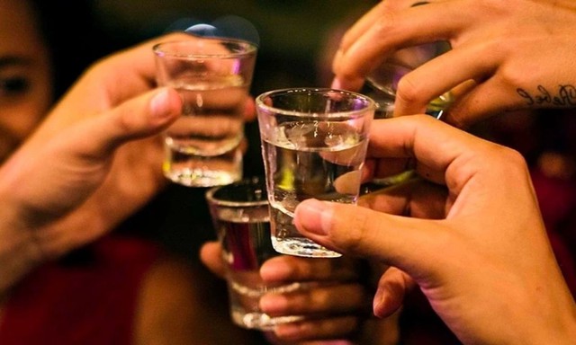 Tin s&aacute;ng 16/5: Th&ocirc;ng tin mới nhất vụ c&ocirc; gi&aacute;o d&ugrave;ng kim ti&ecirc;m phạt học sinh ở TPHCM; l&atilde;nh đạo để nh&acirc;n vi&ecirc;n uống rượu bia tại nơi l&agrave;m việc c&oacute; thể bị phạt đến 5.000.000 đồng - Ảnh 1.
