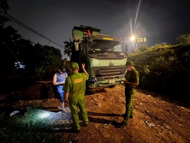 H&agrave; Nội: Kịp thời chặn đứng xe tải đổ trộm chất thải ra c&aacute;nh đồng l&uacute;c nửa đ&ecirc;m - Ảnh 1.