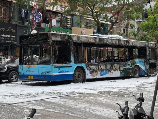 Xe bu&yacute;t ch&aacute;y tr&ecirc;n phố L&yacute; Thường Kiệt , h&agrave;nh kh&aacute;ch may mắn tho&aacute;t nạn - Ảnh 1.