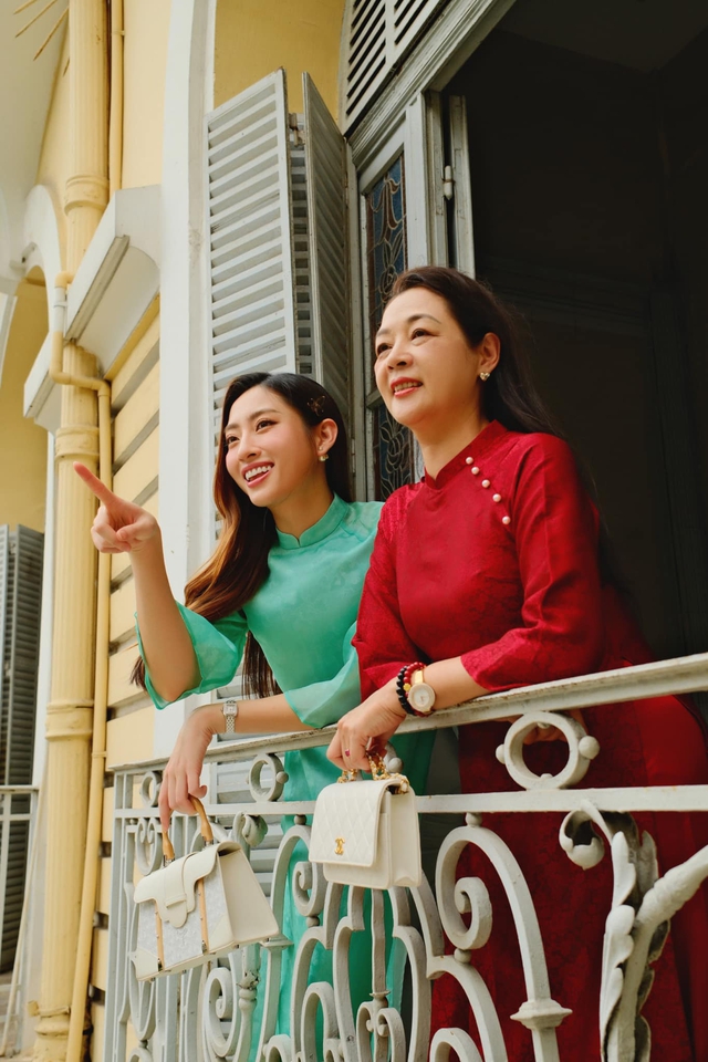 Mẹ ruột Hoa hậu Lương Th&ugrave;y Linh ở tuổi hưu vẫn lu&ocirc;n l&agrave; nguồn cảm hứng lớn nhất về sự tự tin v&agrave; bản lĩnh với con g&aacute;i - Ảnh 11.