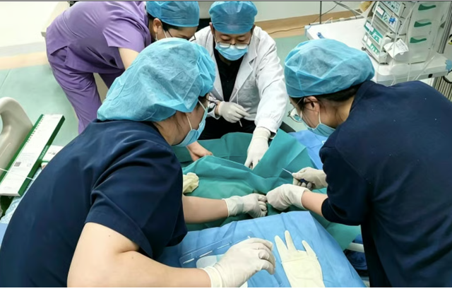 B&eacute; trai 4 tuổi sống s&oacute;t kỳ diệu sau c&uacute; rơi từ tầng 11 v&igrave; nhớ bố mẹ - Ảnh 2.