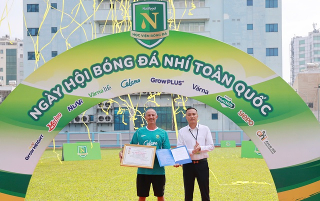 VFF trao Kỷ niệm chương cho HLV Guillaume Graechen sau gần 20 năm gắn b&oacute; với b&oacute;ng đ&aacute; trẻ Việt Nam - Ảnh 1.