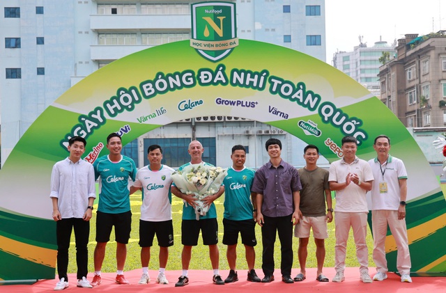 VFF trao Kỷ niệm chương cho HLV Guillaume Graechen sau gần 20 năm gắn b&oacute; với b&oacute;ng đ&aacute; trẻ Việt Nam - Ảnh 2.
