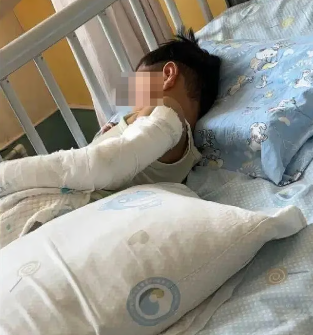 B&eacute; trai 4 tuổi sống s&oacute;t kỳ diệu sau c&uacute; rơi từ tầng 11 v&igrave; nhớ bố mẹ - Ảnh 1.